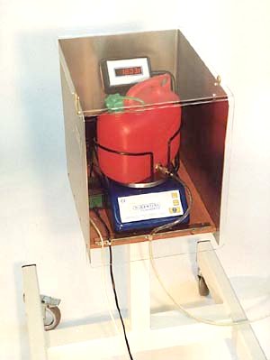 Precision balance with holder securing the tank for automatic determination of the specific fuel consumption.