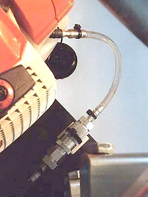 Connection of the tank to a chain saw by quick-connection coupling.