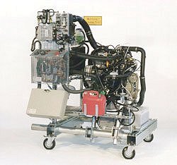 Fertig aufgebauter und betriebsbereiter Motor auf Rollwagen RWB