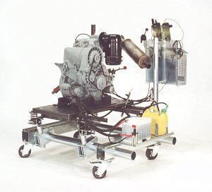 Deutz 2-Zylinder-Dieselmotor auf Rollwagen RWB mit Spezialausrstung fr stark vibrierende Motoren.