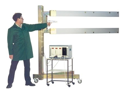 Le système de mesure de la vitesse de projectiles VM 100 a été construit selon les mêmes principes que les autres appareils de mesure de la série VM. Le projectile est projeté entre deux barres de mesure et franchit les barrages photoélectriques.